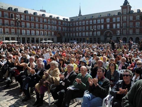 Plaza Mayor de Madrid, llena de sol y solidaridad con Baltasar Garzón.