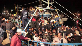 llegan a la isla italiana de lampedusa otros 842 inmigrantes desde libia
