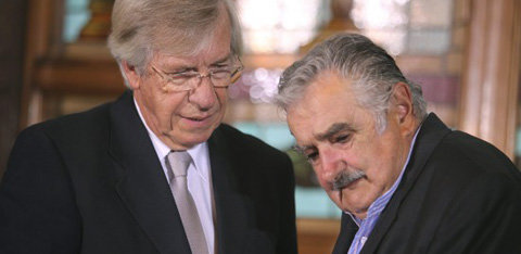 El presidente de Uruguay, Jose Mugica, (d) junto al vicepresidente Danilo Astori.