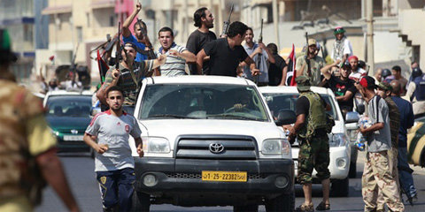 Combatientes libios rebeldes celebran su victoria en Trípoli.