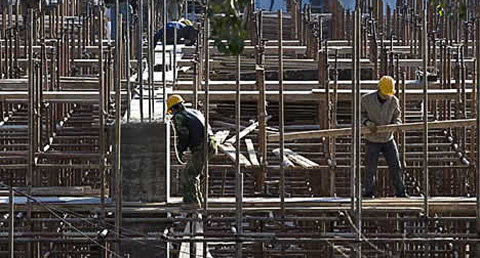 Trabajadores en unas viviendas en construcción