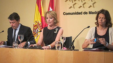 La presidenta de la Comunidad de Madrid, Esperanza Aguirre (centro) este jueves en una comparecencia ante la prensa en Madrid.