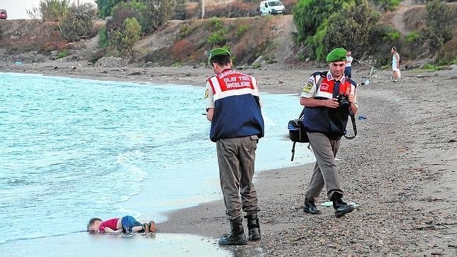 el-pequeno-nino-sirio-aylan-kurdi-antes-de-que-su-cuerpo-fuera-rescatado-por-los-gendarmes-turcos