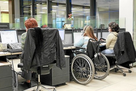 trabajo-discapacidad-sillas