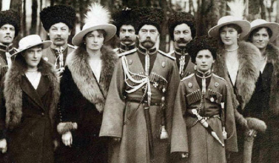 Nicolás-II-y-familia-1916-vestidos-de-cosacos