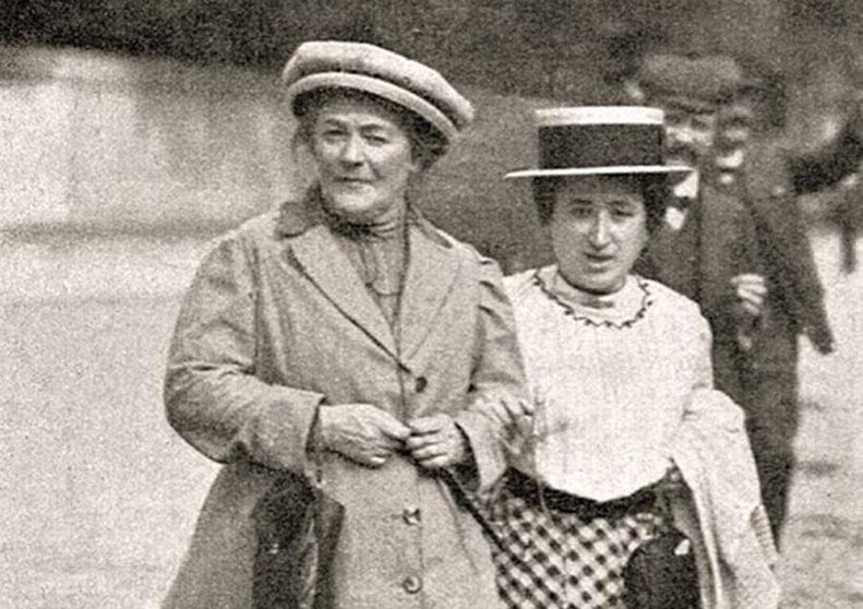 Clara Zetkin (i) y Rosa Luxemburgo (d)