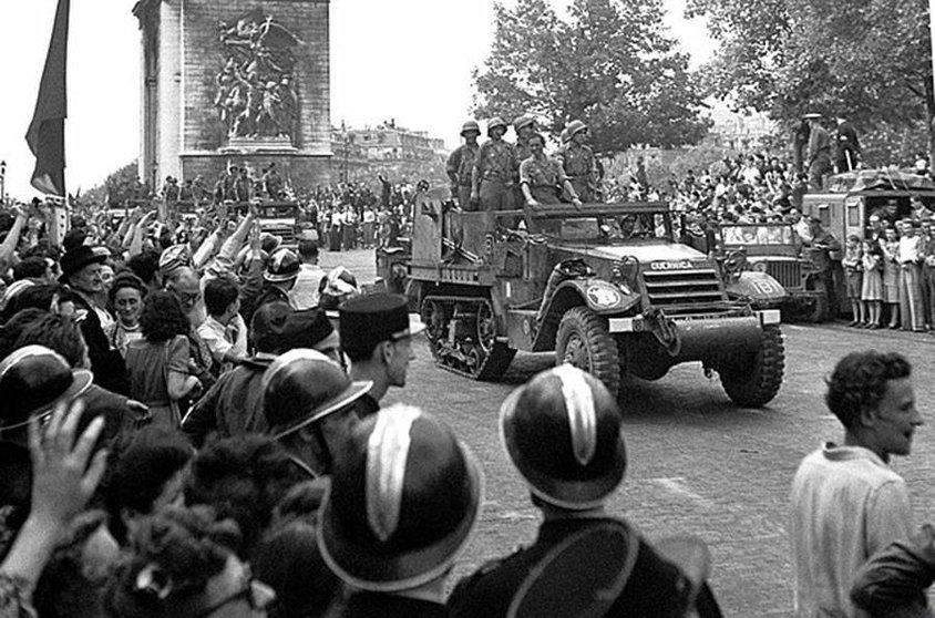 El vehículo blindado Guernica, de La Nueve, en el desfile por los Campos Elíseos tras la Liberación de París