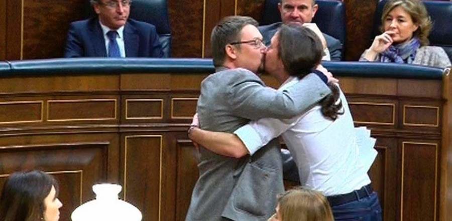 Pablo Iglesias y Xavier Doménech, besándose en el hemiciclo en 2016