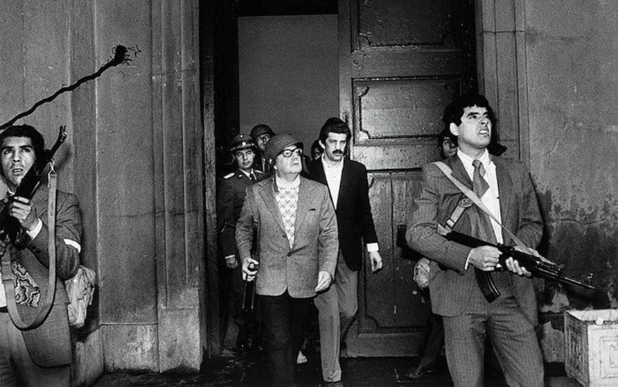 La última imagen del presidente Salvador Allende, con casco y metralleta, mientras el palacio de La Moneda era bombardeado