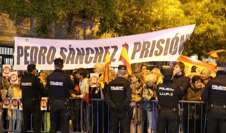 Concentración en la calle Ferraz de Madrid, ante la sede del PSOE
